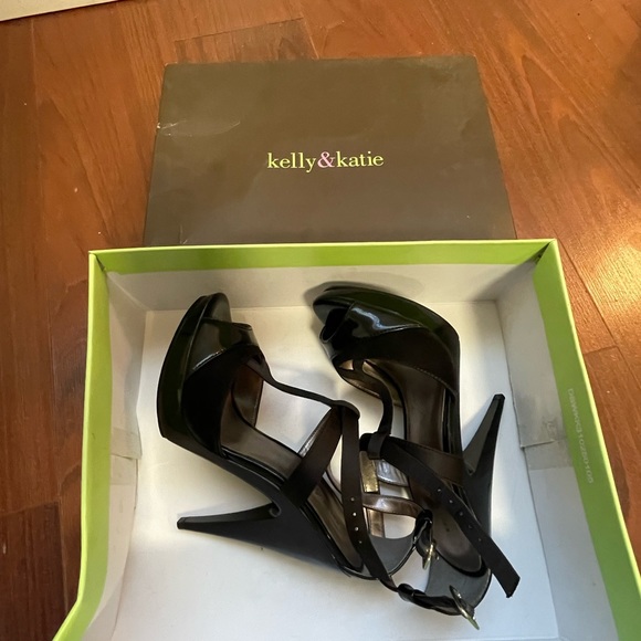 Heels - Picture 1 of 2